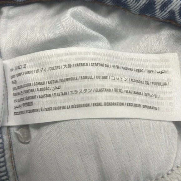 ABERCROMBIE & FITCH Distressed Light Wash Mom Short - Picture 3 of 9